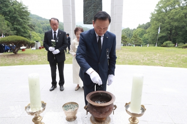 구본영 천안시장 분향 / 충청뉴스 최형순 기자