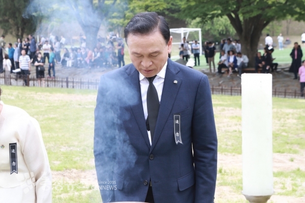 구본영 천안시장 묵념