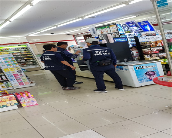 주민홍보팀이 관내 한 마트를 대상으로 생활폐기물 분리 배출 홍보 모습