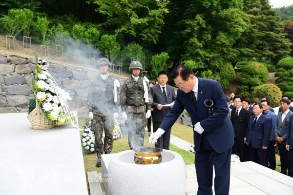 김석환 홍성군수 추모식 분향 / 충청뉴스 최형순 기자