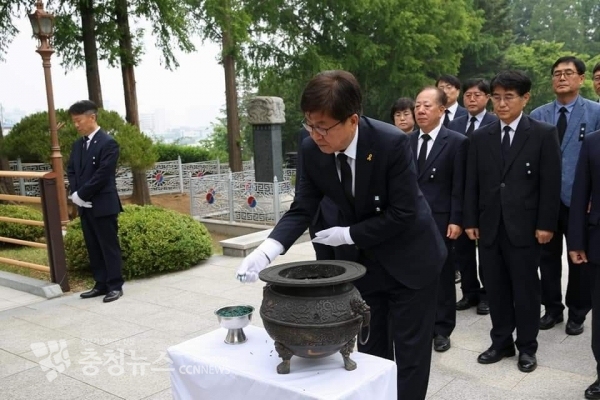 최교진세종시교육감을 비롯한 교육청 간부들과 분향