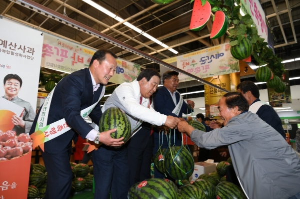 ‘예산수박’ 홍보 판촉 행사 모습