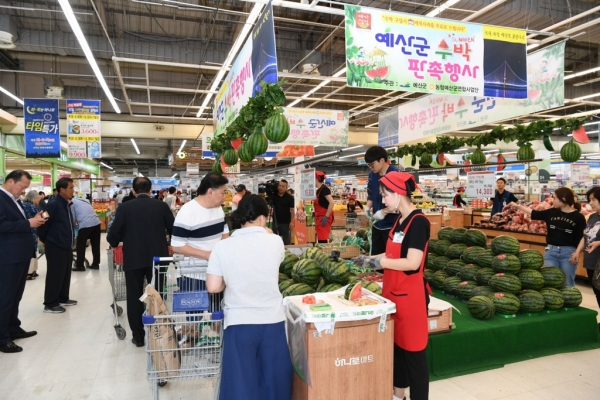 ‘예산수박’ 홍보 판촉 행사 모습