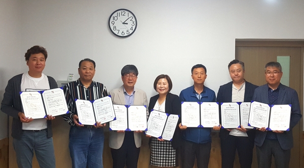 치매안심택시 업무협약(사진 왼쪽부터 대건택시 정진욱 상무이사 개인택시 차철환 상무이사 김종범 건강증진과장 이인숙 보건소장 대우택시 이병선 대표 당진택시 곽병재 공동대표, 대영택시 손병열 상무이사)