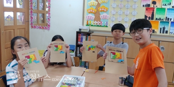 세종시 초등학생들이 다양한 교구를 이용하여 「학교로 찾아가는 수학체험수업」에 참여하고 있는 장면