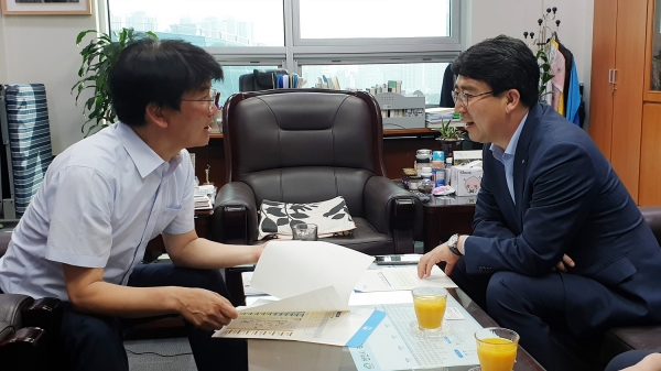 맹정호 시장이 국회를 방문, 박완주 의원과 현안사업을 설명하고 있다.