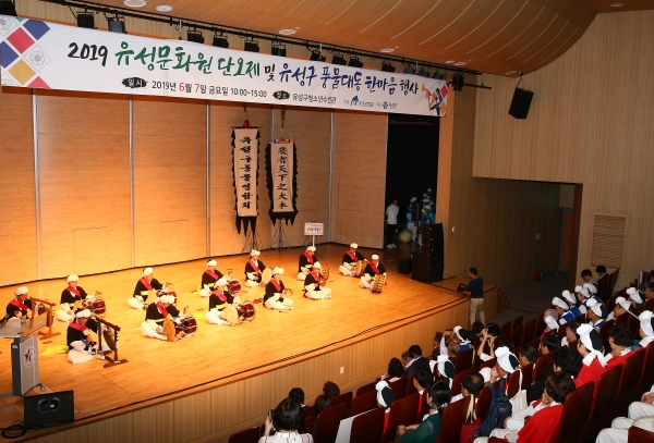 2019 유성 단오제에서 신성동 풍물단이 신명나는 공연 모습