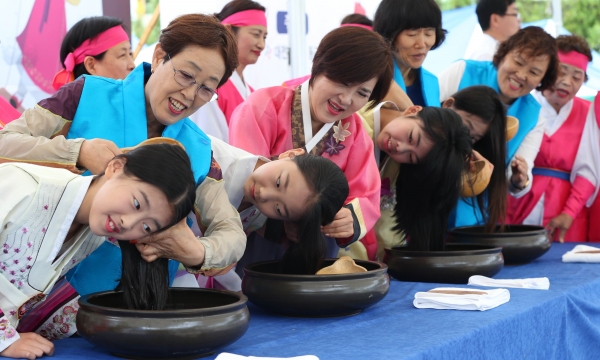 창포머리감기 행사 모습