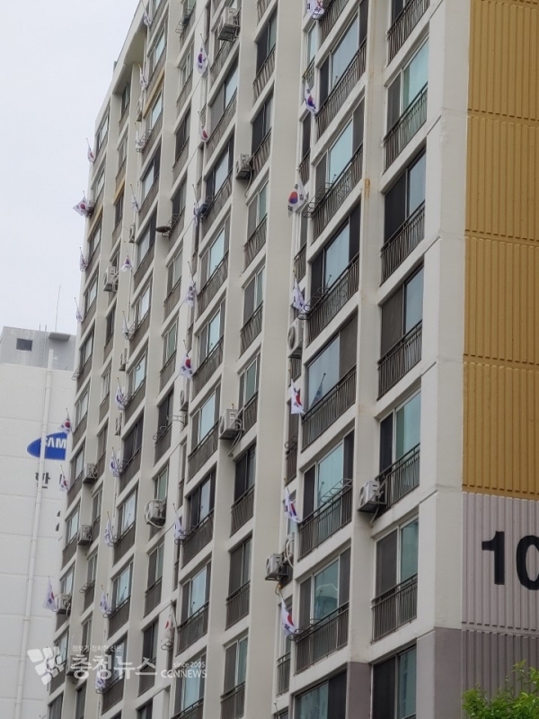 서구 둔산1동 럭키한마루아파트의 한 동에 태극기가 게양돼 있는 모습.