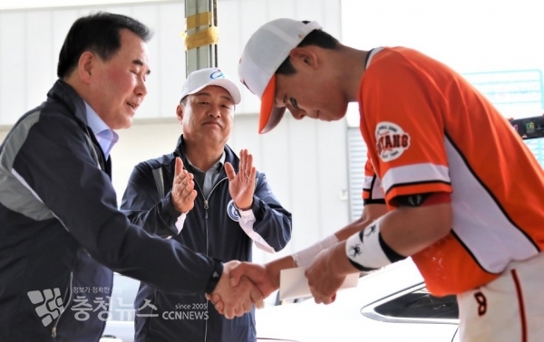 김지철 충남교유감으로 부터 격려금을 받고 있는 온양중 주장 이산 선수