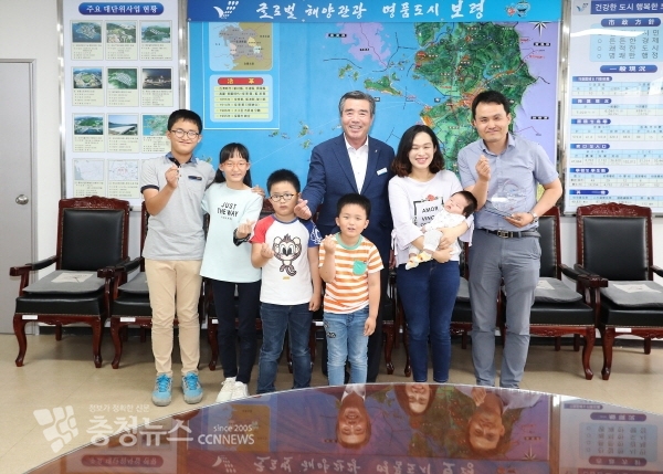 다섯 째 자녀 출산가정 격려