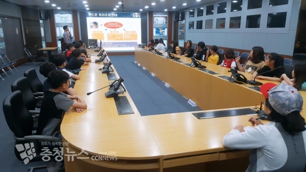 홍성초등학교 학생들이 재난 상황대책팀을 구성하고 훈련에 임하고 있다.