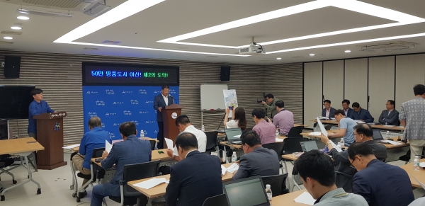 노종관 도시개발국장이 ‘50만 명품도시 아산, 제2의 도약’ 시정브리핑 모습