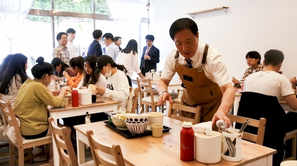 배재대 김선재 총장 아르바이트 모습