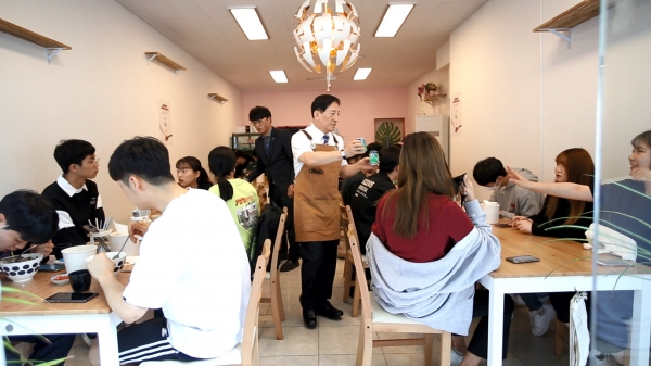 배재대 김선재 총장 아르바이트 모습