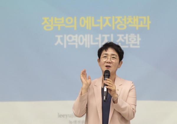 에너지 패러다임 변화에 발맞춘 직장교육에서 박정현 구청장 인사말 모습