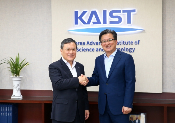 정용래 유성구청장이 작년 8월 2일 관내 대학과의 네트워크를 강화하고자 카이스트를 방문해 신성철 카이스트 총장과 인사