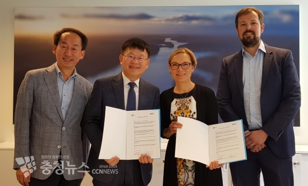 협약 후 기념사진