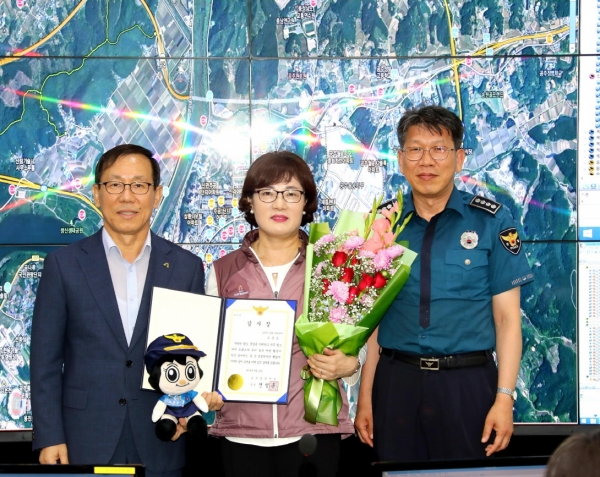 왼쪽부터 손권배 부시장, 조성순씨, 전창훈 공주경찰서장