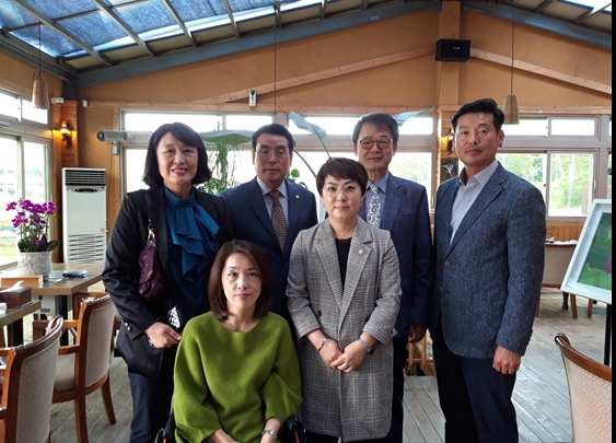 간담회 후 단체사진