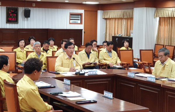 유성구, 2019 을지태극연습 강평보고회 개최 모습 (신성호 유성구 부구청장이 훈련 전반에 대한 보고를 받고 강평을 하고 있다)