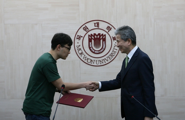 권혁대 총장(오른쪽)이 수상자에게 상장을 수여하고 격려하고 있다.