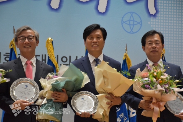 조승래 의원(가운데)이 (사)한국여성유권자연맹에서 수여하는 ‘우수 국회의원 상’을 수상했다.