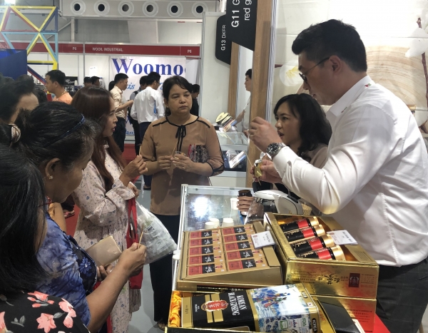 미얀마 유명가스 페이스북 라이브쇼 진행장면