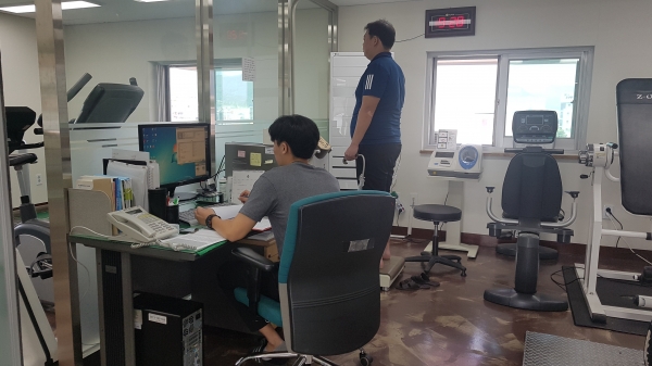 지난 3일 유성구보건소에서 모바일 헬스케어 전담직원이 사업 참여를 희망하는 주민을 대상으로 건강검진 모습