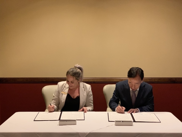 [왼쪽] Tammy Falso (Human Resources Manager) Royal on the Park Hotel & Suites [오른쪽] 설동호 대전광역시교육감 / MOU 협약