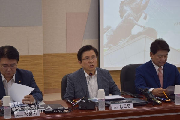 자유한국당 황교안 당대표가 13일 오전 충남대를 방문해 간담회를 하고 있다.