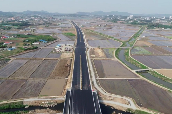 서산시 석림·잠홍동 일원에서 동서간선도로 건설 공사가 한창인 가운데 각종 도로 시설들이 제 모습을 갖춰가고 있다.