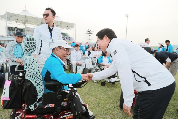 아산시 선수단을 격려하는 오세현 아산시장