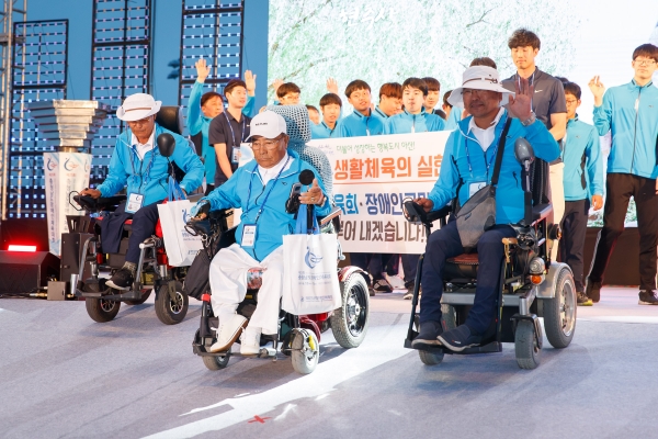 오세현 아산시장이 아산시 선수단 입장을 환영하고 있다.