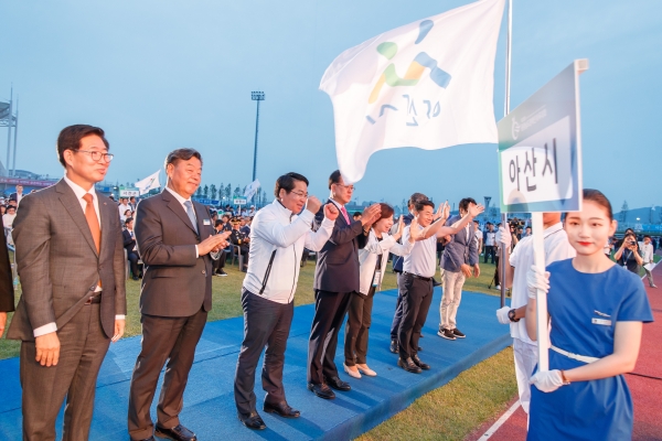 오세현 아산시장이 아산시 선수단 입장을 환영하고 있다.