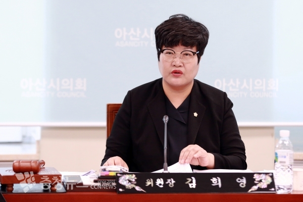 김희영 의원이 「아산시 전통식품 육성 및 지원에 관한 조례안」에 대하여 기획행정위원회에서 조례 취지를 설명하고 있다