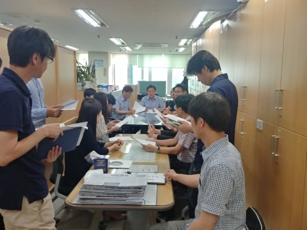 조국환 기업경제과장이 부서 전 직원을 대상으로 부서 내 회의공간에서 친절·청렴교육 실시