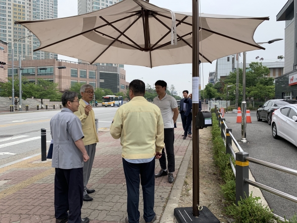 유병훈 부시장이 도로변 그늘막 외관 및 작동상태 점검