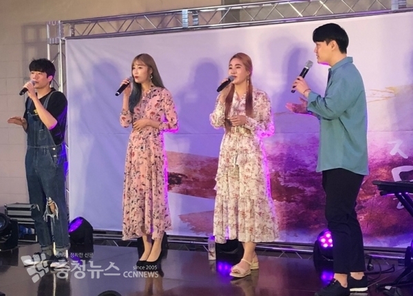 주민과 함께하는 ‘신나는 예술여행’ 판암역 버스킹을 하고 있는 아카페라그룹 스크림블즈