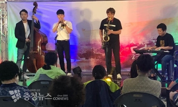 ‘신나는 예술여행’ 유성재즈악단이 고품격 재즈 공연을 펼치고 있다.