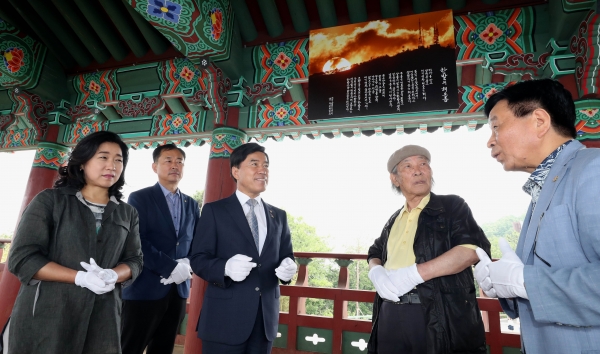 사진 왼쪽부터 유근숙 정책자문위원회 간사, 조성대 판암2동 주민자치위원장, 황인호 동구청장, 신건이 사진작가, 박헌오 전 부구청장