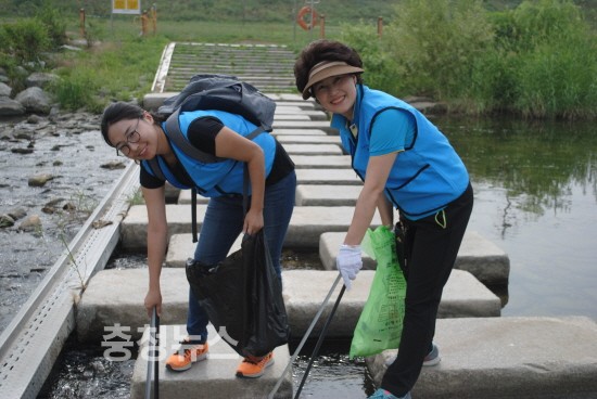 도정자 대전소비자공익네트워크 회장과 하천정활동 전개 / 충청뉴스 최형순 기자