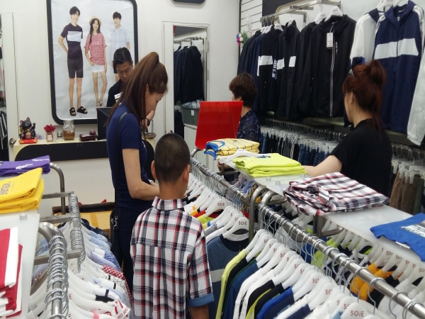 부여디딤돌봉사단 물품 지원 장면