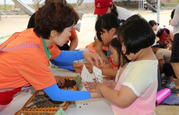 추부초등학교에서는 민속놀이 체험경기