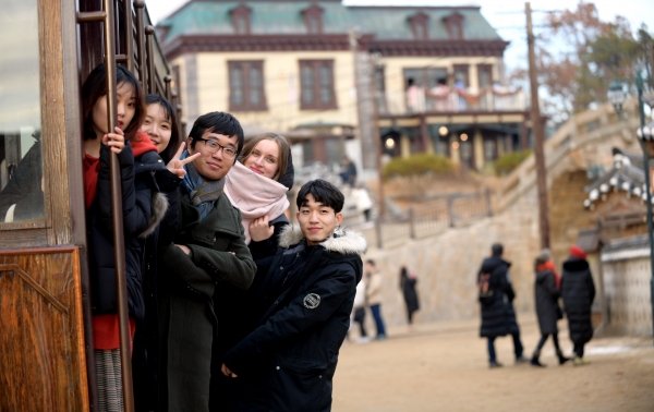 논산 션샤인랜드를 찾은 외국인 관광객 모습