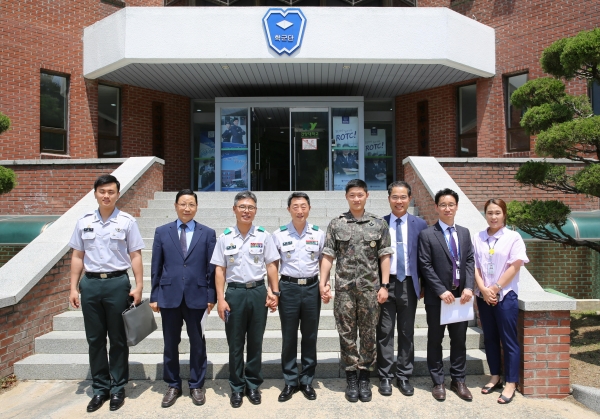 건양대 학군단 앞에서 기념사진을 찍는 이석구 총장(왼쪽부터 4번째).