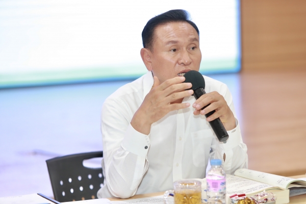 주요업무추진상황 보고회를 주재하고 있는 구본영 시장