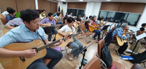 기타동호회 회원들이 플래시몹 공연을 위해 열심히 연습하고 있다.