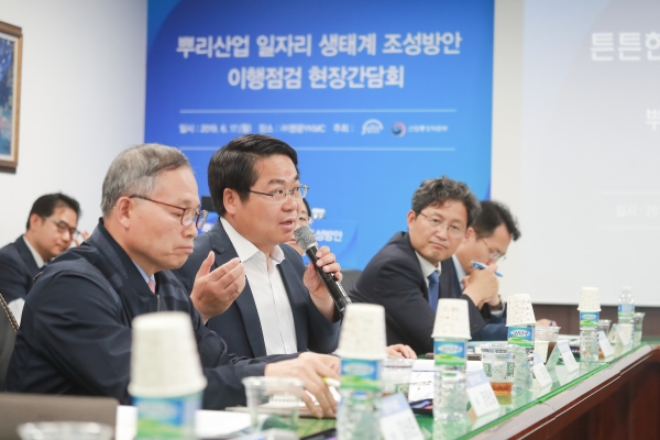 뿌리산업 일자리 생태계 조성방안 이행점검 현장간담회에서 오세현 아산시장이 발언하고 있다.