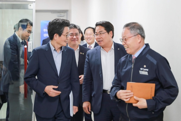 간담회 후 환담하는 오세현 아산시장과 주요 참석자(왼쪽부터 이목희 일자리위원회 부위원장, 정승일 산업통상자원부 차관, 오세현 아산시장, 장관섭 ㈜영광YKMC 대표)